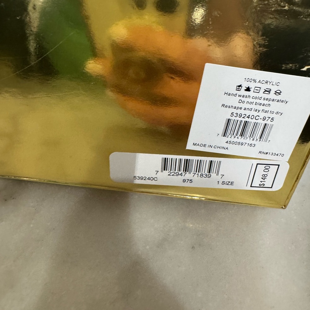 NWT Michael Kors 3 PCs Set Scraf, Hat, and Gloves - Picture 5 of 8